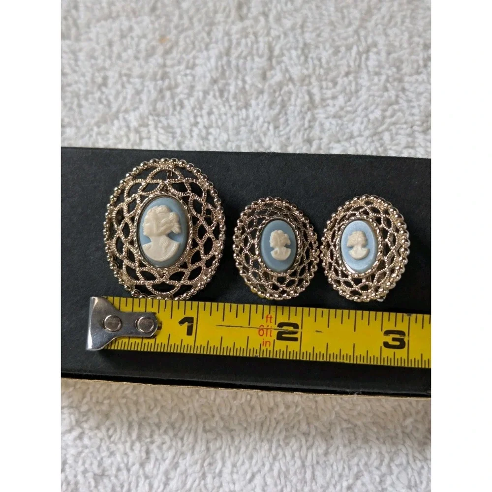 Vintage Sarah Coventry Blue Cameo Oval Pin Brooch Clip On Earring Set Filigree